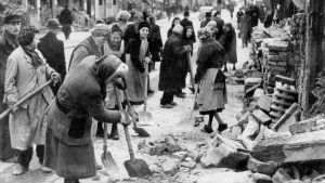 زنان موسوم به آواربردار - برلین 1948